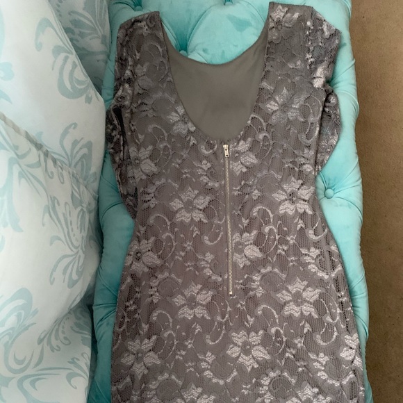 🔥Beautiful Guess Dress 🔥 - Picture 2 of 3